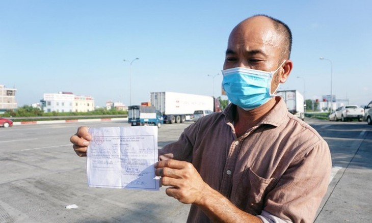 Hanoi erects 22 checkpoints at city entrances to control COVID-19 - ảnh 8