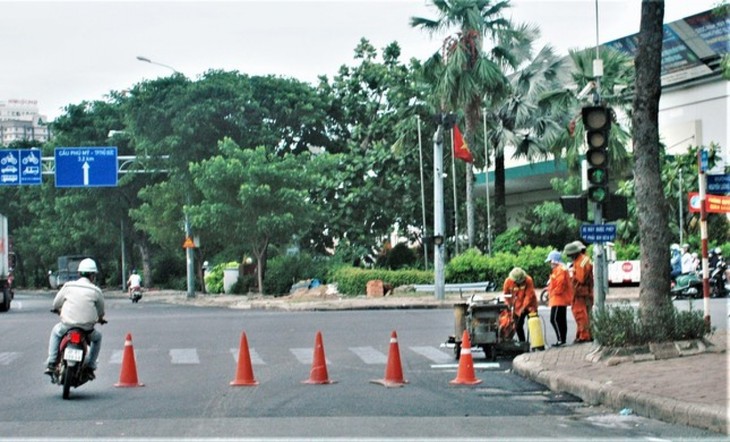 Foreigners follow social distancing rules in HCM City for COVID-19 fight - ảnh 8