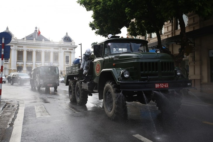 Armed forces disinfect Hanoi amid ongoing COVID-19 fight - ảnh 4