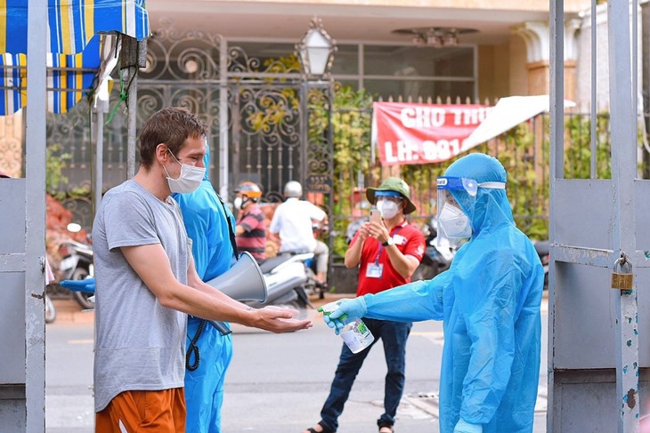 Foreigners receive COVID-19 vaccines in HCM City - ảnh 2