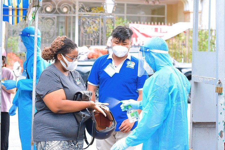 Foreigners receive COVID-19 vaccines in HCM City - ảnh 5