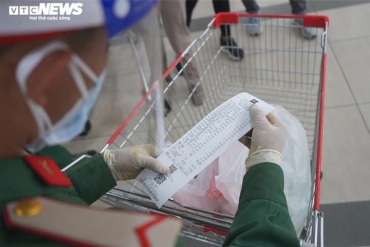 Military forces help locals shop amid tighter restrictions in HCM City - ảnh 10