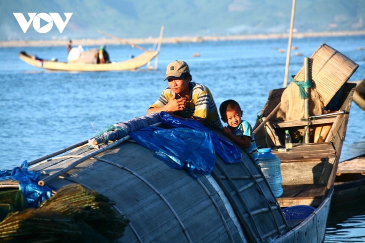 Discovering natural beauty and life in Cau Hai Lagoon - ảnh 12