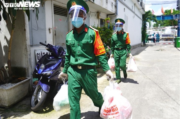 Military forces help locals shop amid tighter restrictions in HCM City - ảnh 12