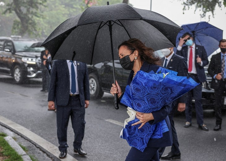 US Vice President pays tribute to Senator John McCain in Hanoi - ảnh 2