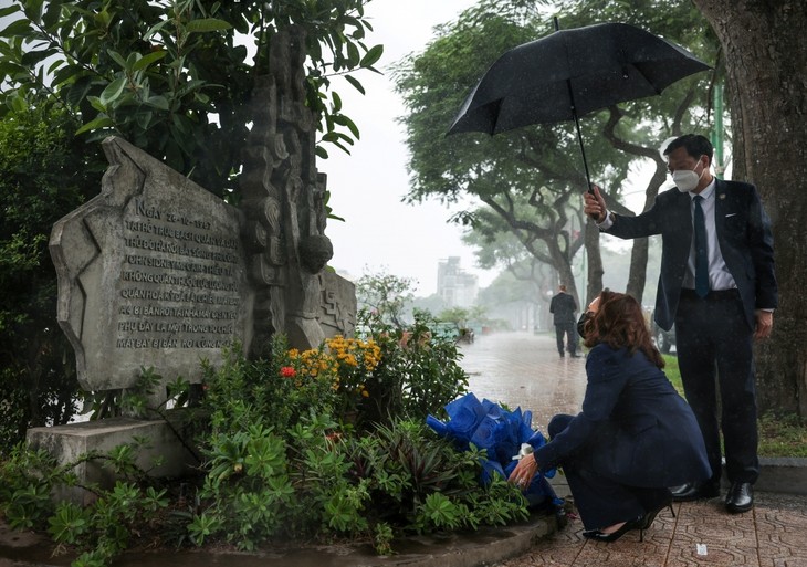 US Vice President pays tribute to Senator John McCain in Hanoi - ảnh 8