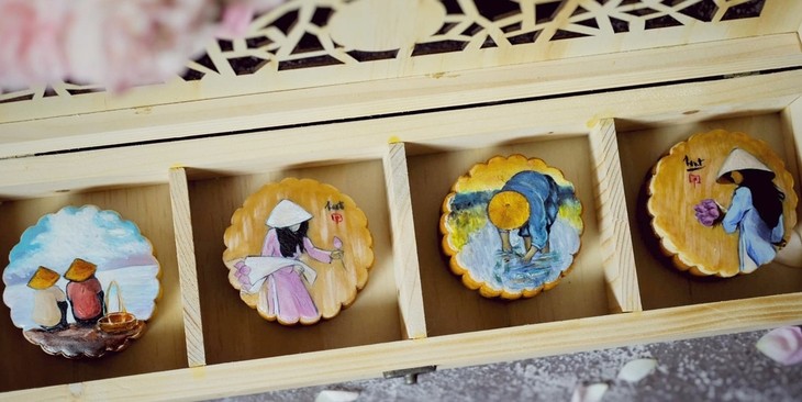 Unique moon cakes hit market ahead of Full Moon Festival - ảnh 6