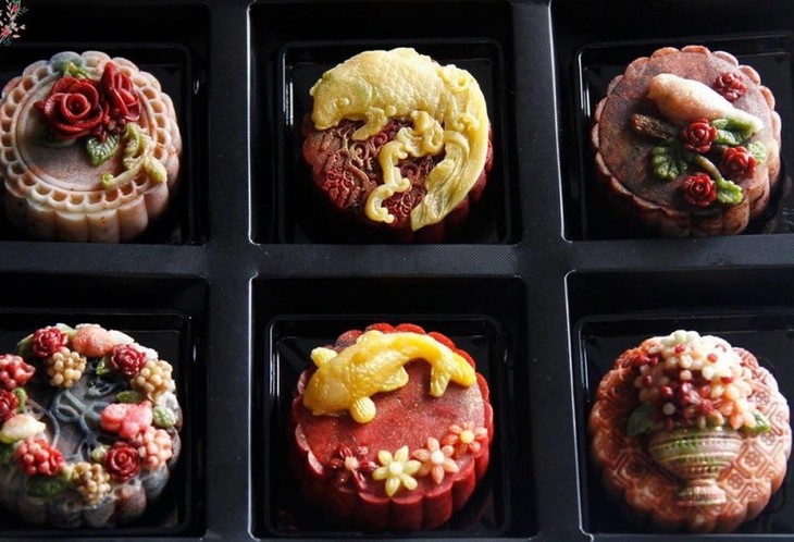 Unique moon cakes hit market ahead of Full Moon Festival - ảnh 7