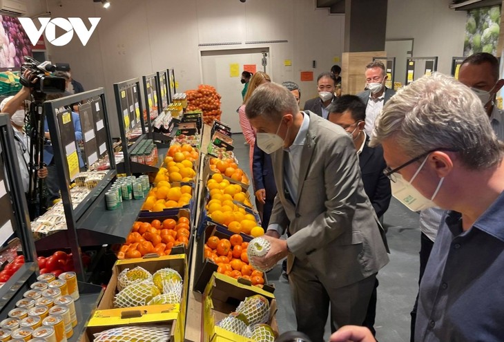 Czech PM has haircut, shops at Vietnamese owned trading centre in Prague - ảnh 5