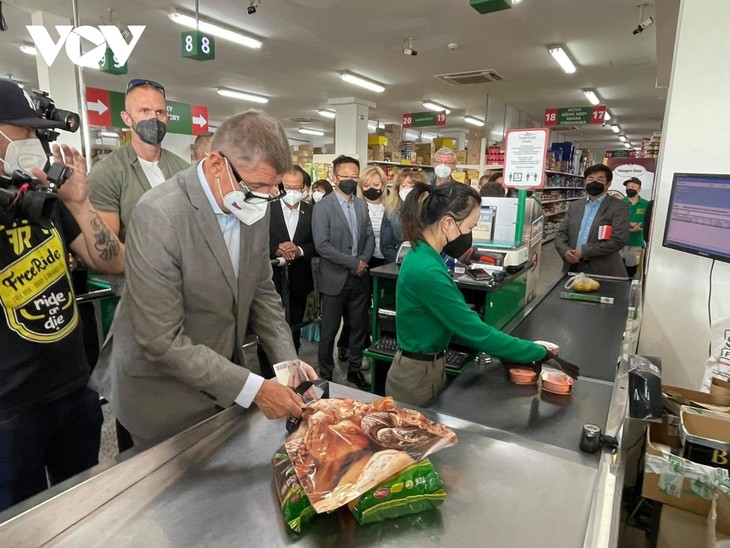 Czech PM has haircut, shops at Vietnamese owned trading centre in Prague - ảnh 6