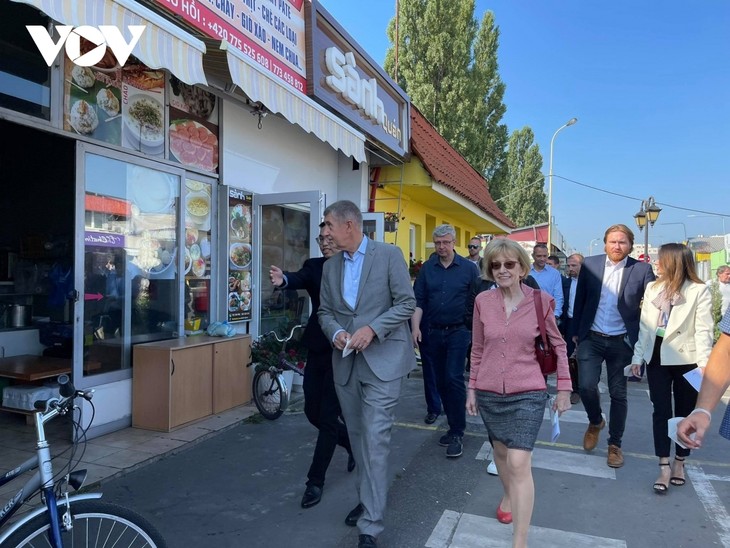 Czech PM has haircut, shops at Vietnamese owned trading centre in Prague - ảnh 7