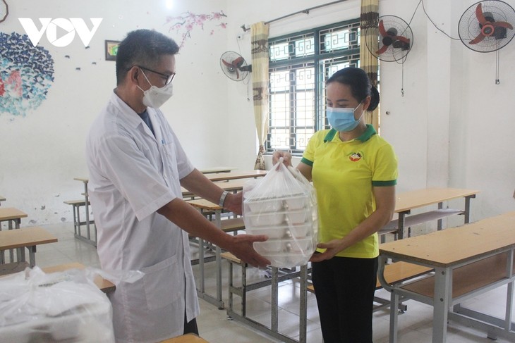 Women of Hanoi offer free meals for frontline workers during COVID-19 fight - ảnh 2