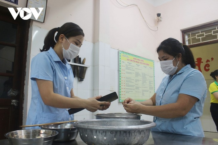 Women of Hanoi offer free meals for frontline workers during COVID-19 fight - ảnh 5