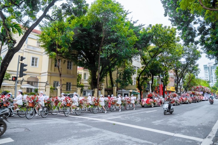 Valentine 2022: Màn tỏ tình ấn tượng với 99.999 bông hồng vừa diễn ra tại Hà Nội - ảnh 5