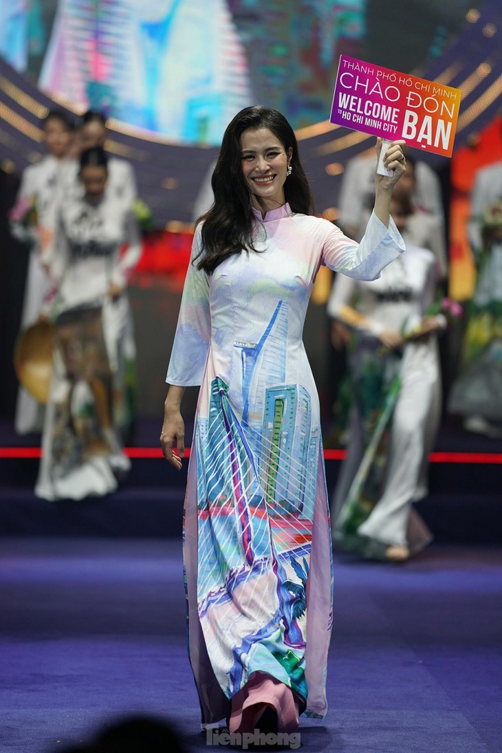 Vietnam introduces scenic spots through traditional long dress - ảnh 9