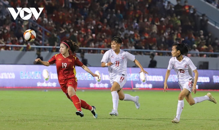 SEA Games 31: Sân Cẩm Phả “cháy rực” mừng tuyển nữ Việt Nam vào Chung kết - ảnh 10