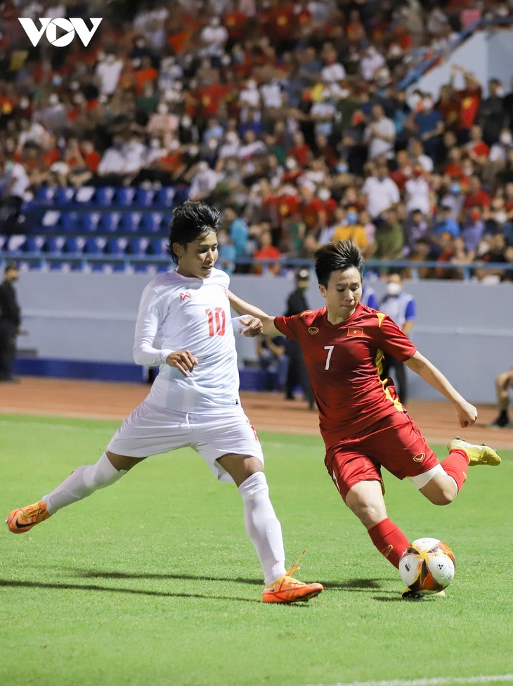 SEA Games 31: Sân Cẩm Phả “cháy rực” mừng tuyển nữ Việt Nam vào Chung kết - ảnh 9