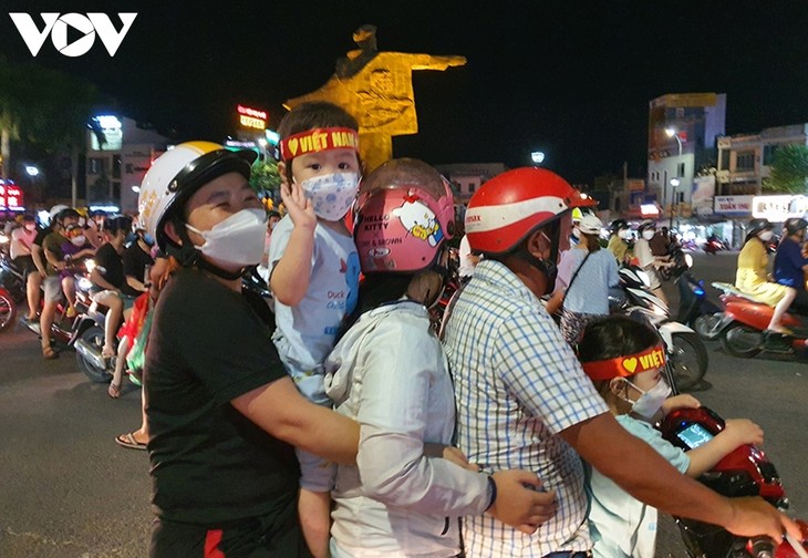 Fans wildly excited about Vietnam’s 1-0 win over Thailand to secure gold at SEA Games - ảnh 6