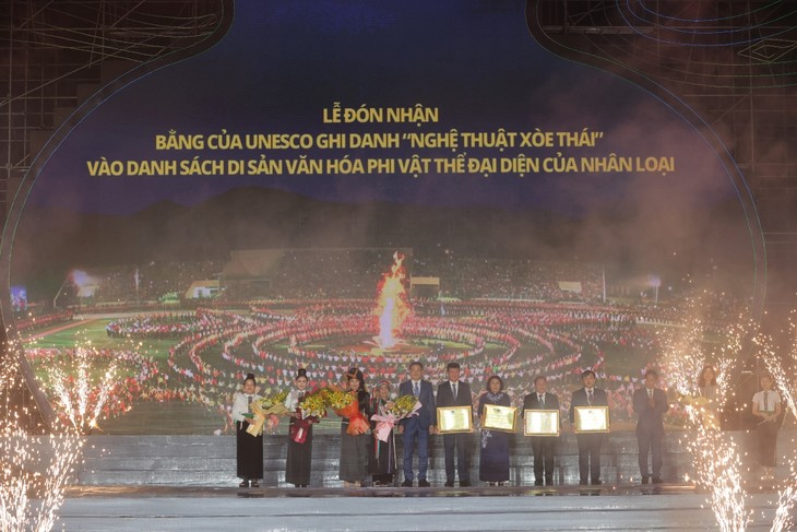 Xúc động đêm nghệ thuật vinh danh di sản thế giới Xoè Thái trong mưa - ảnh 1