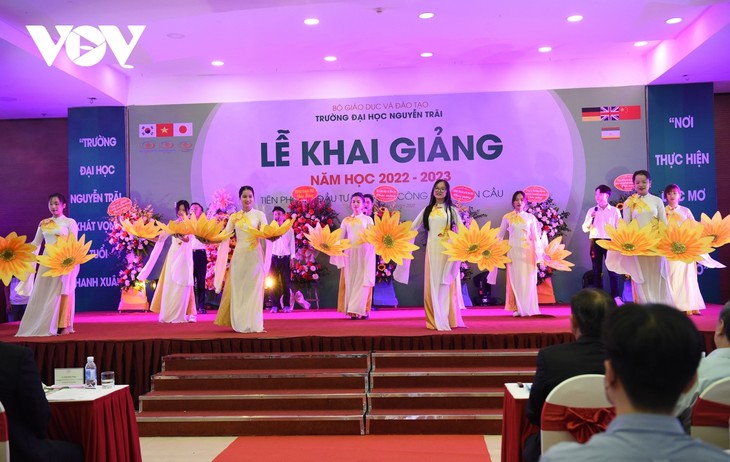 Nhiều trường đại học tổ chức khai giảng năm học mới - ảnh 1