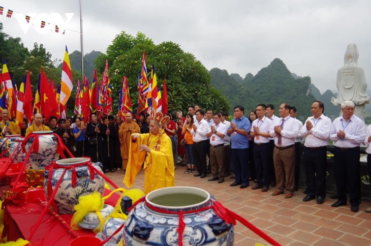 Lung linh thác Bản Giốc mùa lễ hội - ảnh 5