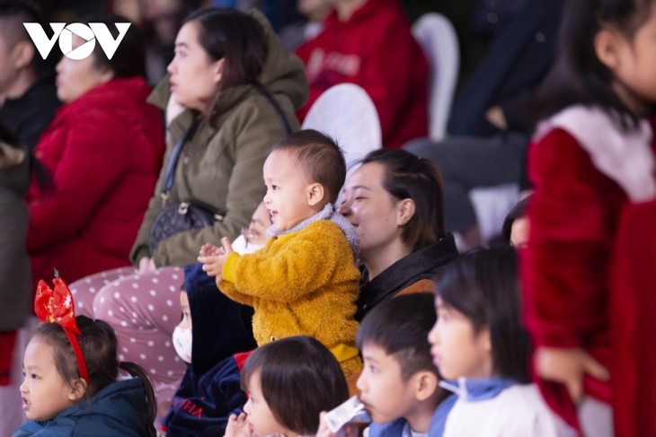 Hàng trăm người dân nô nức xem múa lân Đại hội Thể thao toàn quốc lần thứ IX - ảnh 17