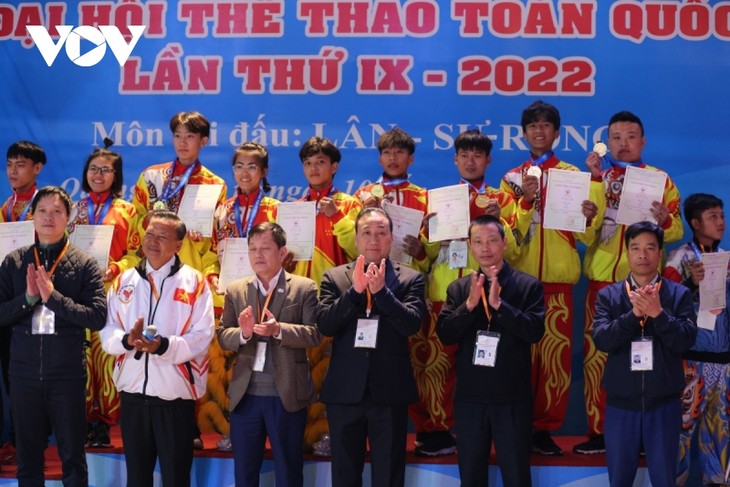 Hàng trăm người dân nô nức xem múa lân Đại hội Thể thao toàn quốc lần thứ IX - ảnh 20