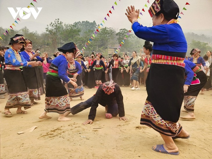 Vui Tết té nước với đồng bào dân tộc Lào ở Điện Biên - ảnh 9