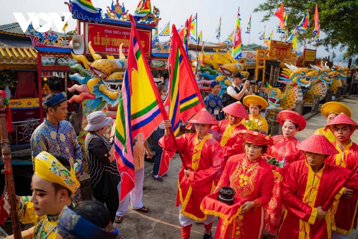 Lễ Cung Nghinh Thánh Mẫu trên dòng Hương Giang - ảnh 10