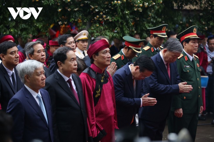 Chủ tịch nước Võ Văn Thưởng dẫn đầu đoàn dâng hương tưởng niệm các Vua Hùng - ảnh 12