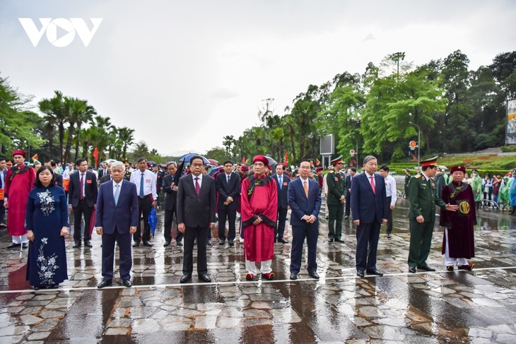 Chủ tịch nước Võ Văn Thưởng dẫn đầu đoàn dâng hương tưởng niệm các Vua Hùng - ảnh 1