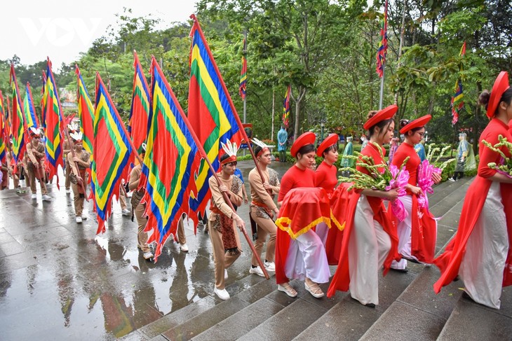 Chủ tịch nước Võ Văn Thưởng dẫn đầu đoàn dâng hương tưởng niệm các Vua Hùng - ảnh 4