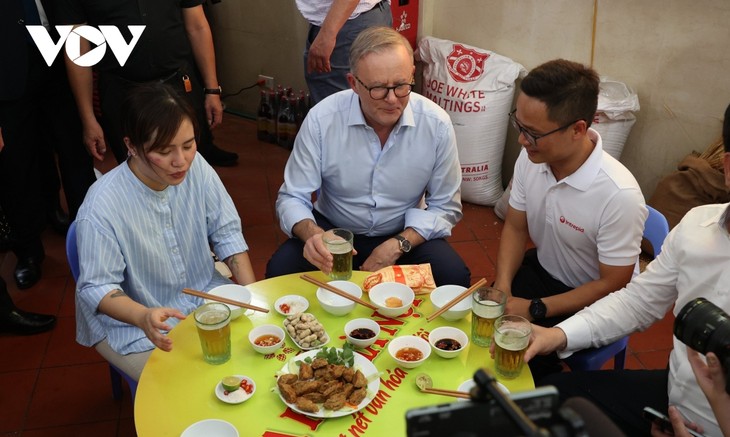 Thủ tướng Australia Anthony Albanese thưởng thức bia hơi giữa ngày hè Hà Nội - ảnh 8