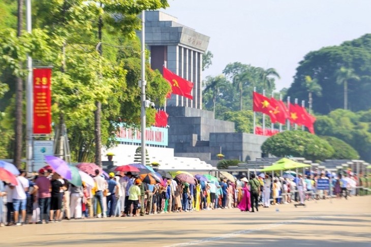 Người dân xếp hàng dài vào Lăng viếng Bác sáng 2/9 - ảnh 3