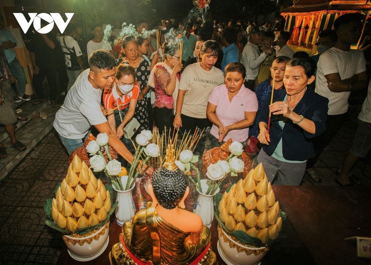 Lung linh sắc màu Lễ Pavāraṇā và thả đèn nước Lôy Prôtip của đồng bào Khmer - ảnh 5