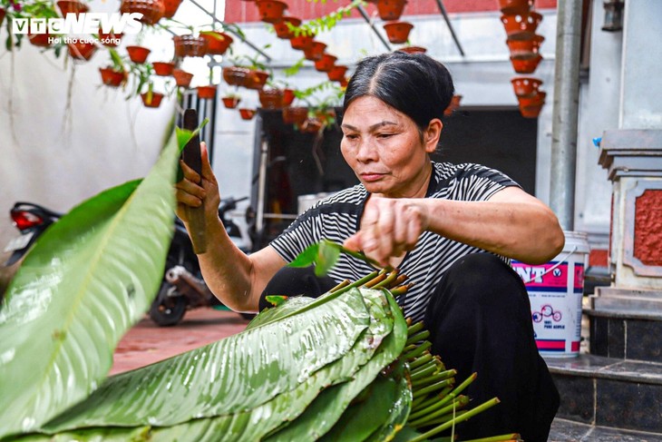 Thăm ngôi làng mỗi ngày gói nghìn chiếc bánh chưng giữa Thủ đô - ảnh 6