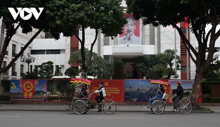 Phố phường Hà Nội rực rỡ cờ hoa mừng Đảng, chào mùa Xuân mới - ảnh 5