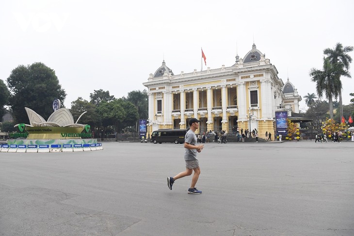 Ngắm phố phường Hà Nội bình yên sáng mùng 1 Tết - ảnh 4