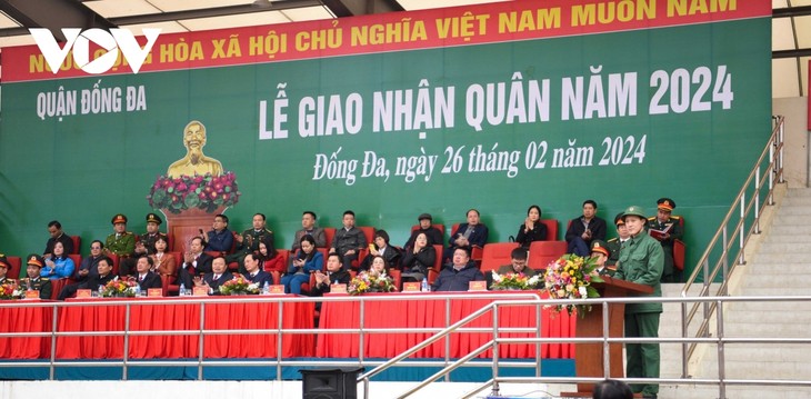 Thanh niên Hà Nội chia tay người thân lên đường nhập ngũ - ảnh 5