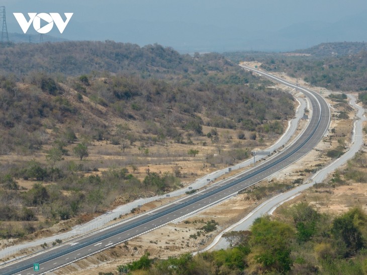 Cao tốc Cam Lâm - Vĩnh Hảo uốn lượn qua cánh đồng điện gió, điện mặt trời - ảnh 17