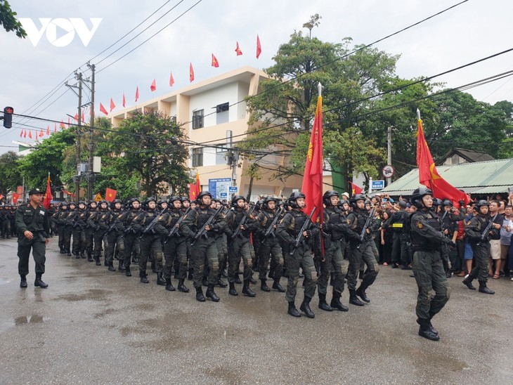 Hình ảnh các khối diễu binh, diễu hành trên đường phố Điện Biên Phủ - ảnh 11