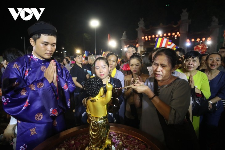 Hàng ngàn tăng, ni, phật tử TP.HCM diễu hành rước kiệu Đức Phật đản sanh - ảnh 9