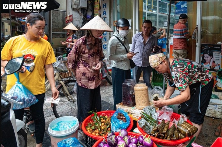 Người dân thủ đô sắm lễ ngày Tết Đoan Ngọ - ảnh 1