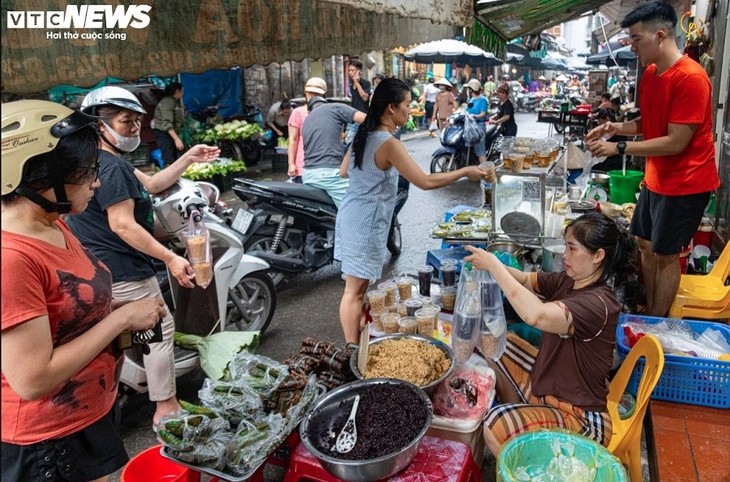 Người dân thủ đô sắm lễ ngày Tết Đoan Ngọ - ảnh 9