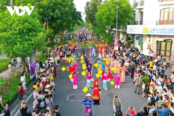 Điểm tuần văn hóa: Ấn tượng lễ Khai mạc Festival Nghệ thuật Quốc tế Huế 2024 và DIFF 2024 - ảnh 2