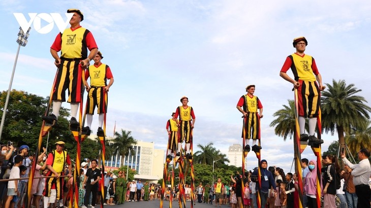 Điểm tuần văn hóa: Ấn tượng lễ Khai mạc Festival Nghệ thuật Quốc tế Huế 2024 và DIFF 2024 - ảnh 3