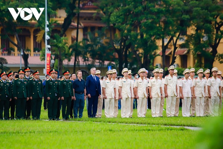 Thiêng liêng nghi thức treo cờ rủ Quốc tang Tổng Bí thư Nguyễn Phú Trọng - ảnh 10