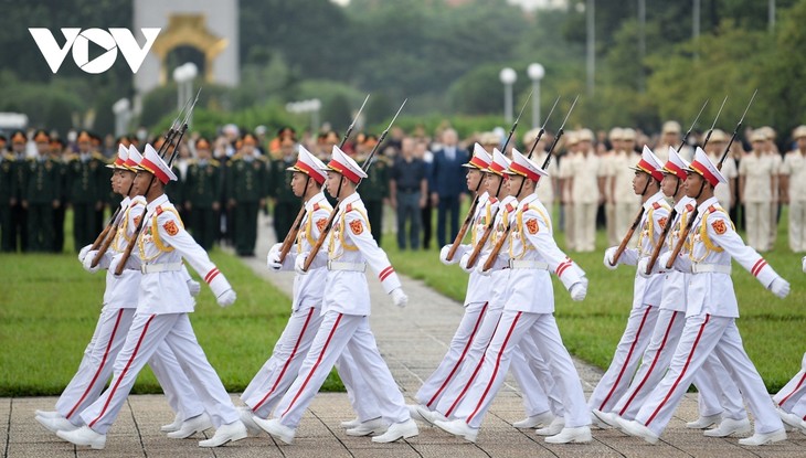 Thiêng liêng nghi thức treo cờ rủ Quốc tang Tổng Bí thư Nguyễn Phú Trọng - ảnh 3