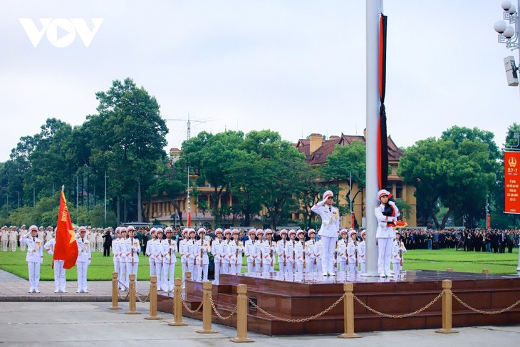 Thiêng liêng nghi thức treo cờ rủ Quốc tang Tổng Bí thư Nguyễn Phú Trọng - ảnh 6