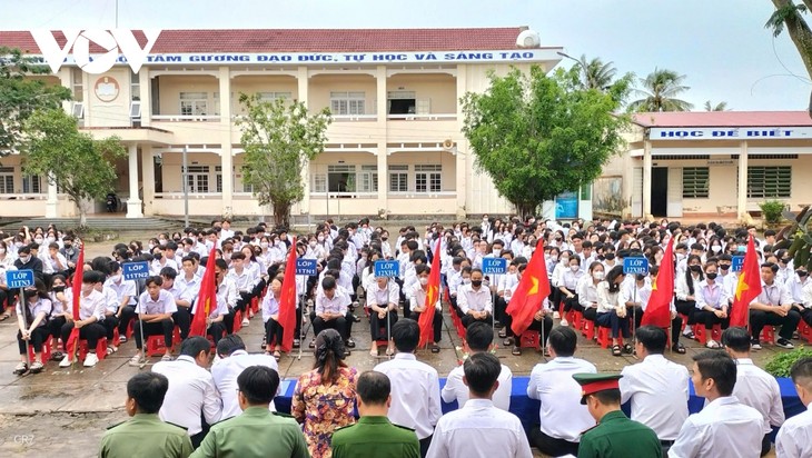 Học sinh cả nước tưng bừng khai giảng năm học mới - ảnh 20